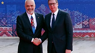 Arnavutluk Başbakanı Edi Rama Zirveye katılmayacağı söylentileri dolaşan Sırbistan Cumhurbaşkanı Vucic'i karşıladı