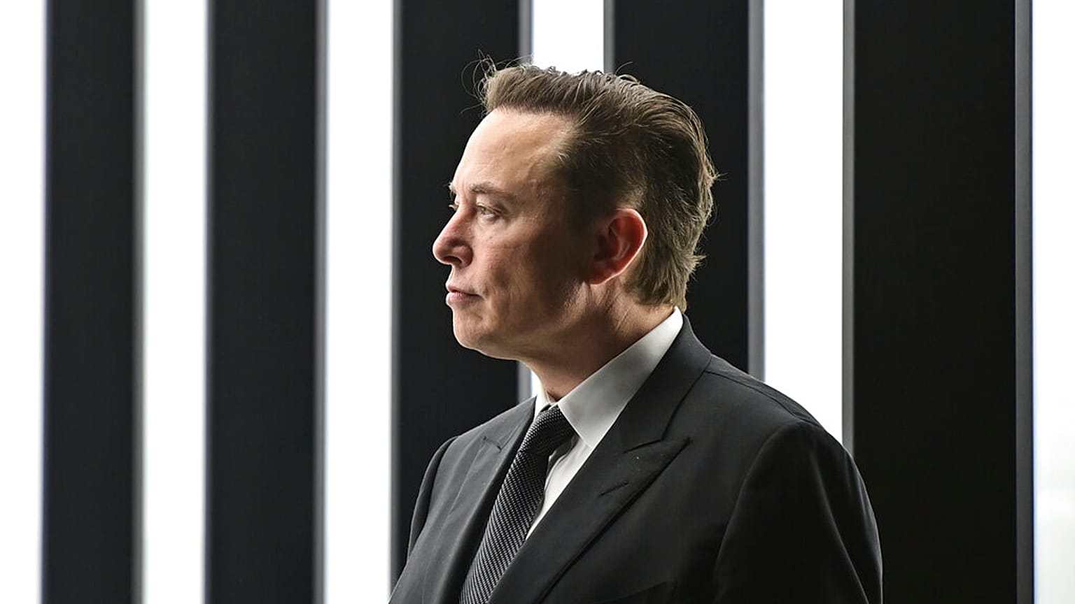 Elon Musk Neuralink'in geliştirdiği çiple insanların doğrudan bilgisayarlara bağlanabilmesini sağlamayı hedefliyor