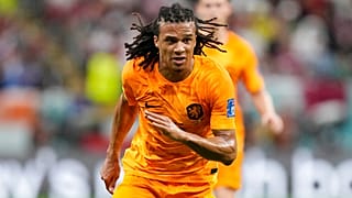الهولندي نايثن أكيه خلال مباراة كأس العالم لكرة القدم بين هولندا وقطر، قطر، نوفمبر