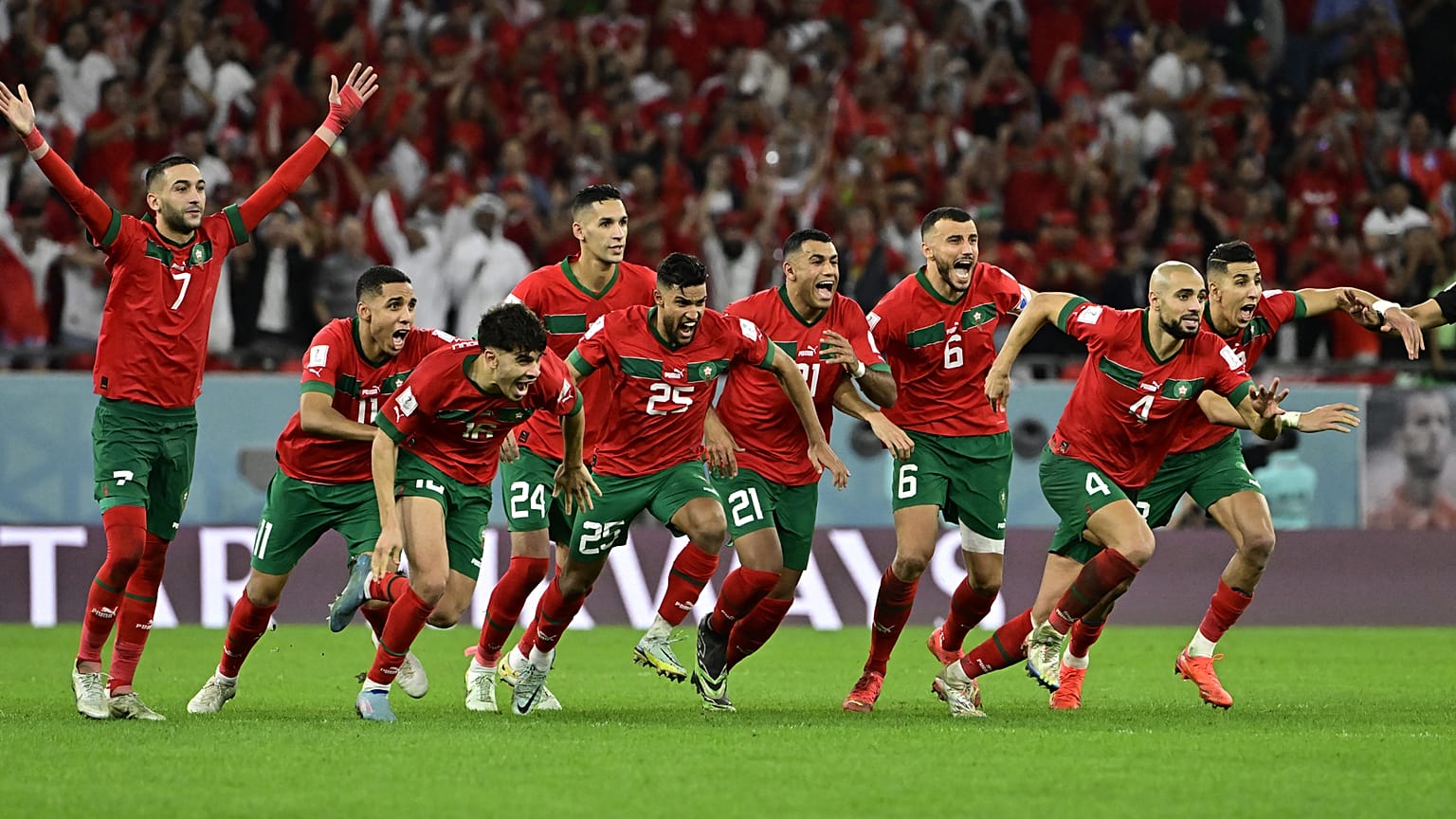 Les Marocains après le tir au but réussi d'Achraf Hakimi synonyme de qualification pour les 1/4 de finale, le 6 décembre 2022 à Al Rayyan