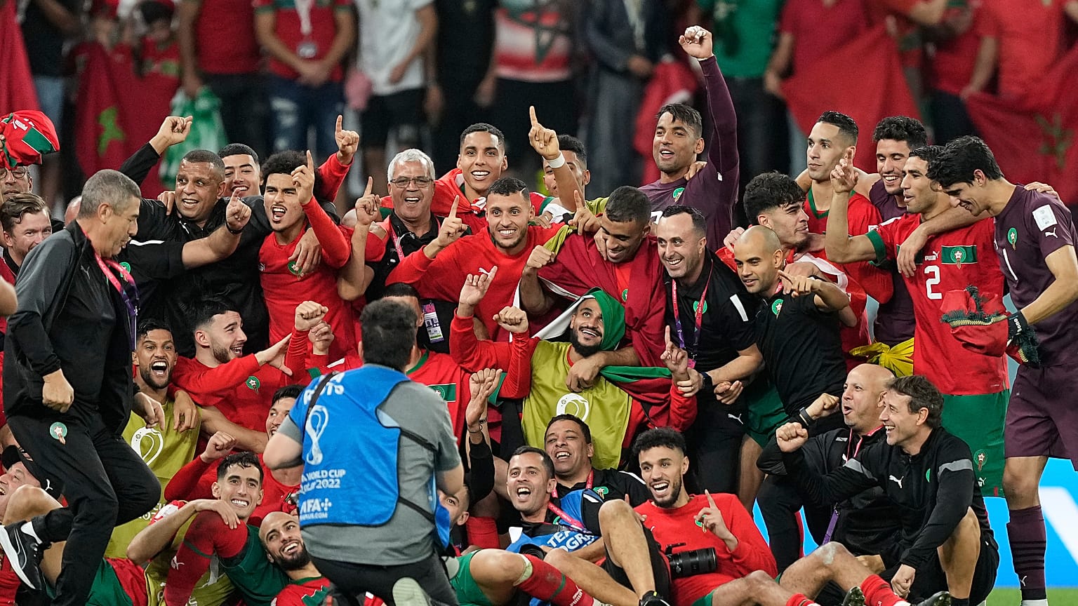 Überglückliches Gruppenfoto der Marokkaner