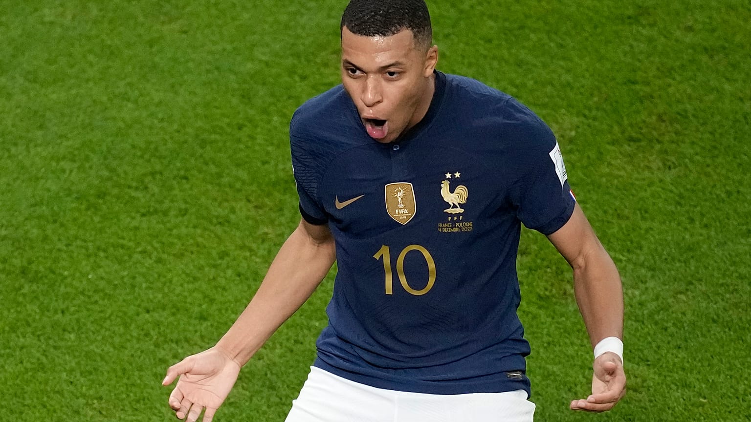  الفرنسي كيليان مبابي بعد تسجيله الهدف الثاني لفريقه خلال دور الـ16 لكأس العالم لكرة القدم بين فرنسا وبولندا.