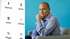 Kredi kartı büyüklüğündeki Ledger Stax'in elektonik mürekkep ekranı bulunuyor