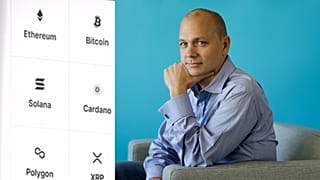 Kredi kartı büyüklüğündeki Ledger Stax'in elektonik mürekkep ekranı bulunuyor