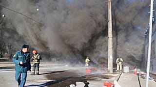 Bomberos trabajan en una zona de Donetsk alcanzada por un ataque