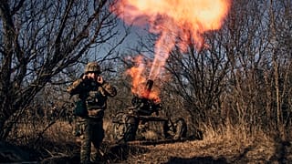 Ukrainische Soldaten feuern auf russische Stellungen in der Nähe von Bachmut in der Region Donezk