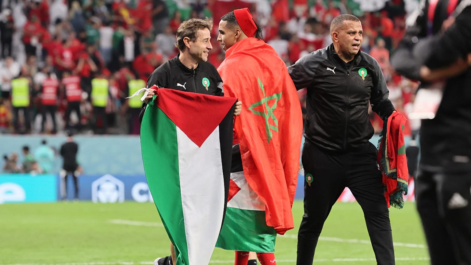 أعضاء بالطاقم التدريبي للمغرب وعلم فلسطين