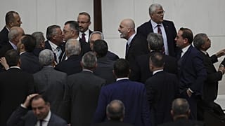 TBMM Genel Kurulu’nda İYİ Parti ve AKP milletvekilleri arasında çıkan yumrklu kavgada İYİ Parti Trabzon Milletvekili Hüseyin Örs hastaneye kaldırıldı.
