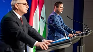 Gulyás Gergely és Hernádi Zsolt a rendkívüli kormányinfón 2022. december 6-án