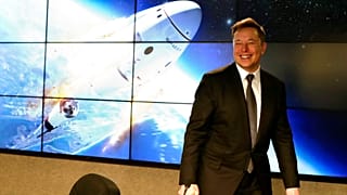 Musk a SpaceX Falcon 9 típusú rakétájának fotója előtt 