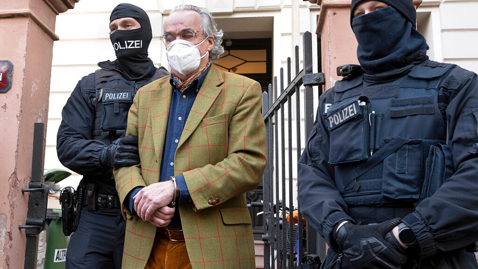 Heinrich XIII "Príncipe Reuss", en el centro, detenido por la policía
