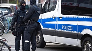 Razzien gegen Reichsbürger in Deutschland - Polizisten in Frankfurt beim EInsatz