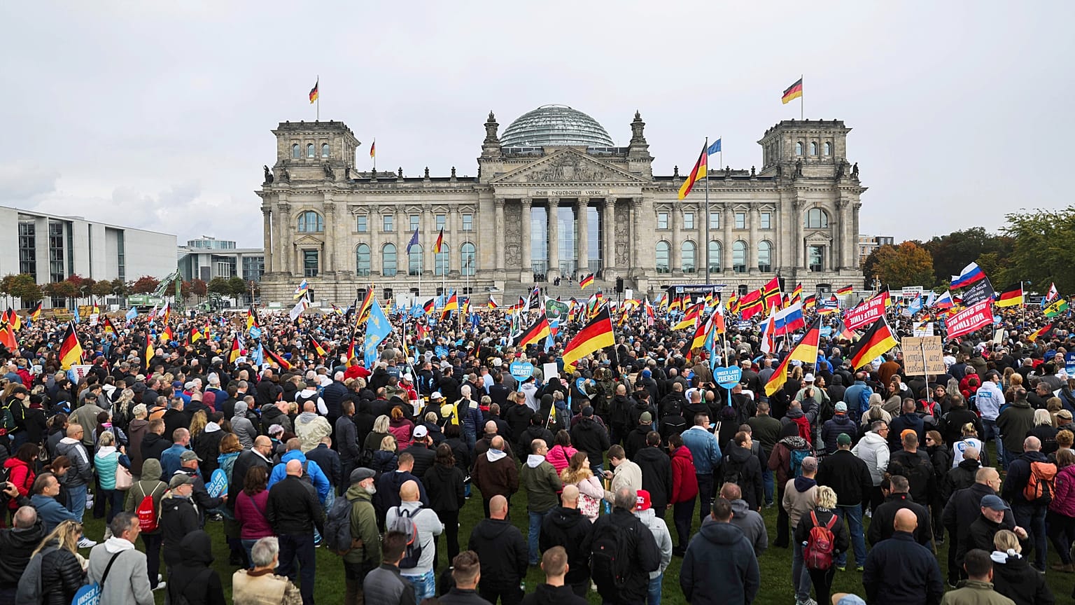 Демонстрация сторонников "Альтернативы для Германии" (AfD) перед зданием Рейхстага в Берлине (8 октября 2022 г.)