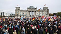 Демонстрация сторонников "Альтернативы для Германии" (AfD) перед зданием Рейхстага в Берлине (8 октября 2022 г.)