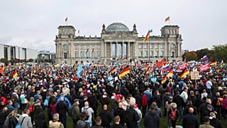 Демонстрация сторонников "Альтернативы для Германии" (AfD) перед зданием Рейхстага в Берлине (8 октября 2022 г.)