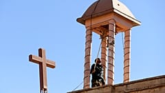 Un combattant kurde irakien fait sonner la cloche d'une église, endommagée par Daesh pendant leur occupation de Bashiqa, à l'est de Mossoul, en Irak, mercredi 7 décembre 2016.