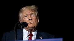 الرئيس  الأمريكي السابق دونالد ترامب أثناء مؤتمر صحفي في ميندين، نيفادا في 8 أكتوبر 2022