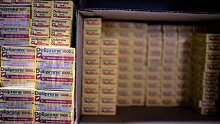 El paracetamol, analgésico de venta libre, escasea en Francia, donde las autoridades recomiendan a los farmacéuticos no vender más de dos cajas por paciente.