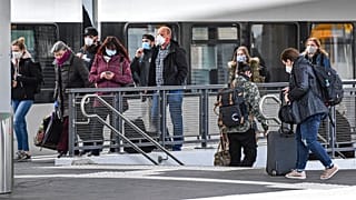 Reisende mit Masken in Münster, April 2020