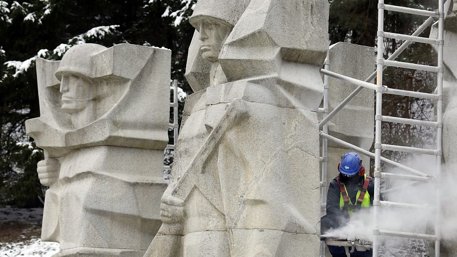 Demontage des Denkmals für die Soldaten der Roten Armee auf dem Antakalnis-Friedhof in Vilnius