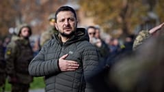 الرئيس الأوكراني فولوديمير زيلينسكي في مراسم العلم في مدينة خيرسون، أوكرانيا. 