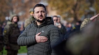 الرئيس الأوكراني فولوديمير زيلينسكي في مراسم العلم في مدينة خيرسون، أوكرانيا. 
