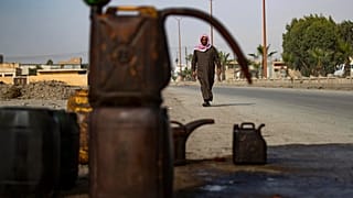وقود معروض للبيع على جانب طريق في مدينة الرقة السورية التي تسيطر عليها المعارضة، في 8 تشرين الثاني / نوفمبر 2022 