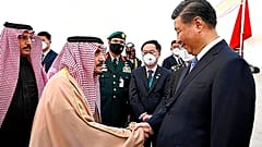 Çin Devlet Başkanı Şi Cinping'i Riyad Emiri Faysal bin Bende bin Abdulaziz karşıladı