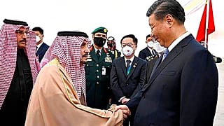 Çin Devlet Başkanı Şi Cinping'i Riyad Emiri Faysal bin Bende bin Abdulaziz karşıladı