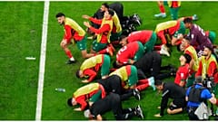 لاعبو المنتخب المغربي يسجدون شكرا لله بعد فوزهم بالمباراة أمام اسبانيا 