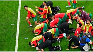 لاعبو المنتخب المغربي يسجدون شكرا لله بعد فوزهم بالمباراة أمام اسبانيا 