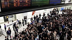 Фанаты с гордостью встречают сборную Японии по футболу в Токио. 7 декабря 2022.