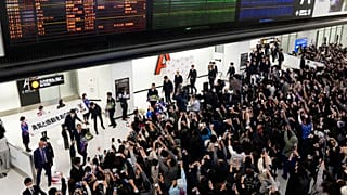 Фанаты с гордостью встречают сборную Японии по футболу в Токио. 7 декабря 2022.