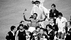 Pelé après son dernier match professionnel, le 1er octobre 1977 au Giants Stadium dans le New Jersey