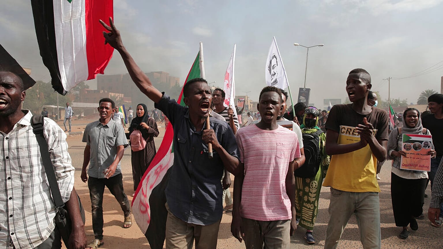 متظاهرون سودانيون يشاركون في مسيرة للمطالبة بعودة الحكم المدني بعد نحو عام من الانقلاب العسكري بقيادة الجنرال عبد الفتاح البرهان في الخرطوم، السودان، الجمعة 21 أكتوبر 2022 