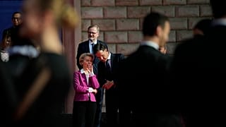 Ursula von der Leyen nach einem Gruppenfoto auf dem EU-Westbalkan-Gipfel in Tirana (6.12.2022)