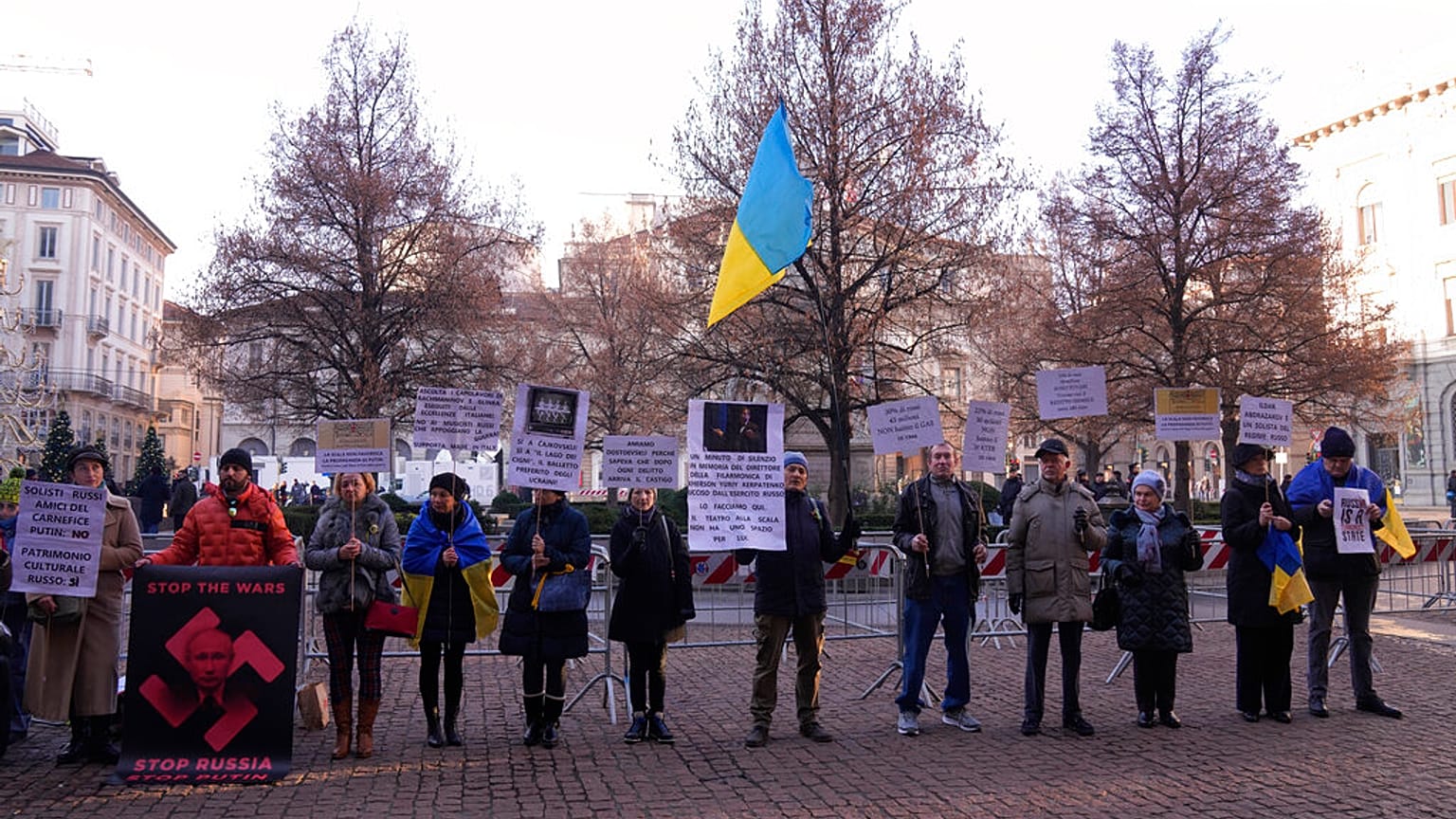 Manifestantes ucranianos protestam contra estreia de ópera russa, no exterior do La Scala, em Milão, Itália