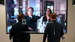 Degli impiegati a Londra guardano il controverso documentario del Duca e della Duchessa di Sussex in onda su Netflix giovedì 8 dicembre 2022. 