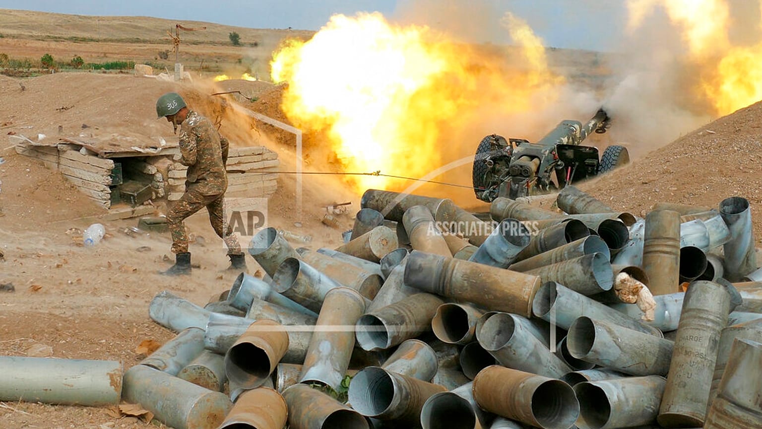 Un soldato armeno spara durante i combattimenti contro le forze dell'Azerbaigian nel Nagorno-Karabakh.