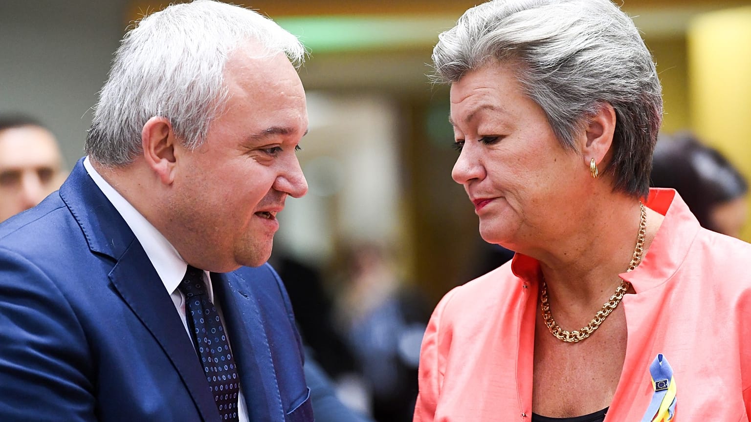 Apesar do apoio da Comissária Europeia (dir), a Bulgária (ministro à esq) foi um dos países não aprovados