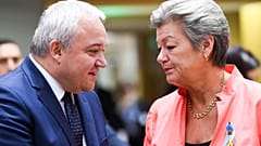Apesar do apoio da Comissária Europeia (dir), a Bulgária (ministro à esq) foi um dos países não aprovados
