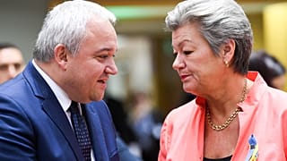 Apesar do apoio da Comissária Europeia (dir), a Bulgária (ministro à esq) foi um dos países não aprovados