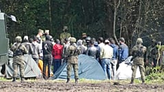 Polnische Sicherheitskräfte und Migranten an der Grenze zu Belarus 2021