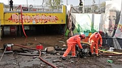Elementos dos bombeiros usam bombas de escoamento de águas no acesso pedonal inferior à estação de comboios de Algés
