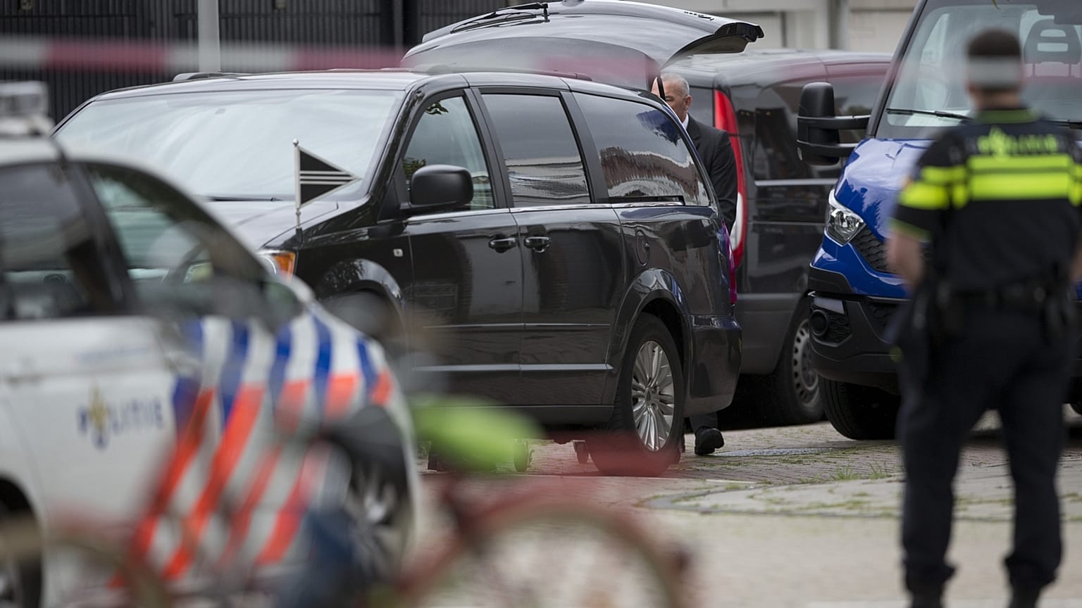 Archív fotó: holland rendőrök egy amsterdami gyilkosság helyszínén