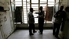 صورة أرشيفية لسجناء في سجن رومية، شمال شرق العاصمة اللبنانية، بيروت، 7 أبريل2006.