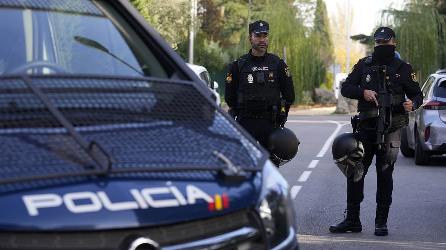 Spanyol rendőrök a madridi ukrán nagykövetség előtt