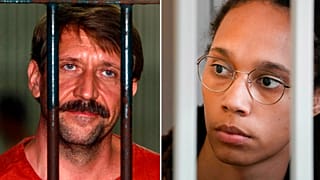 Viktor Bout fegyverkereskedő a bal oldalon és Brittney Griner a jobbon