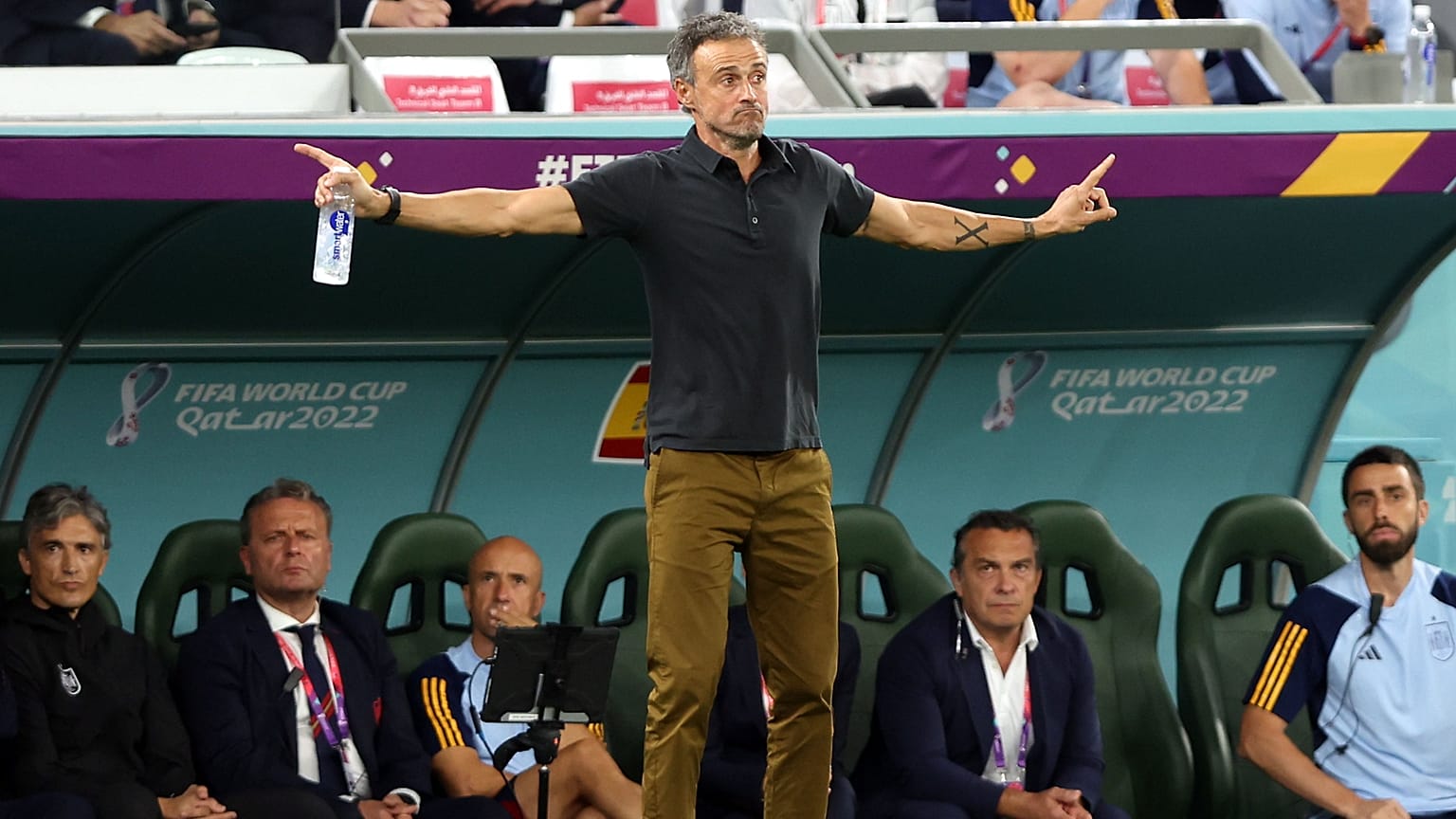 Luis Enrique a spanyol válogatott kispadja előtt a Marokkó elleni mérkőzésen az ar-rajjáni Egyetemvárosi Stadionban 2022. december 6-án.