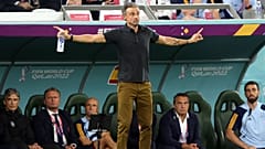 Luis Enrique a spanyol válogatott kispadja előtt a Marokkó elleni mérkőzésen az ar-rajjáni Egyetemvárosi Stadionban 2022. december 6-án.